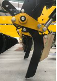 Front tine with mountingplate for fertilise